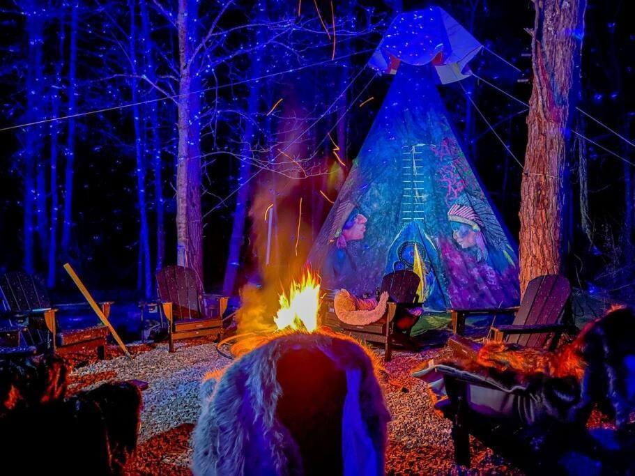 Enchanted Forest Cabin And Teepee! Lights & Laser Show! Private Hot Tub! Unique Stay! Sevierville Exterior foto